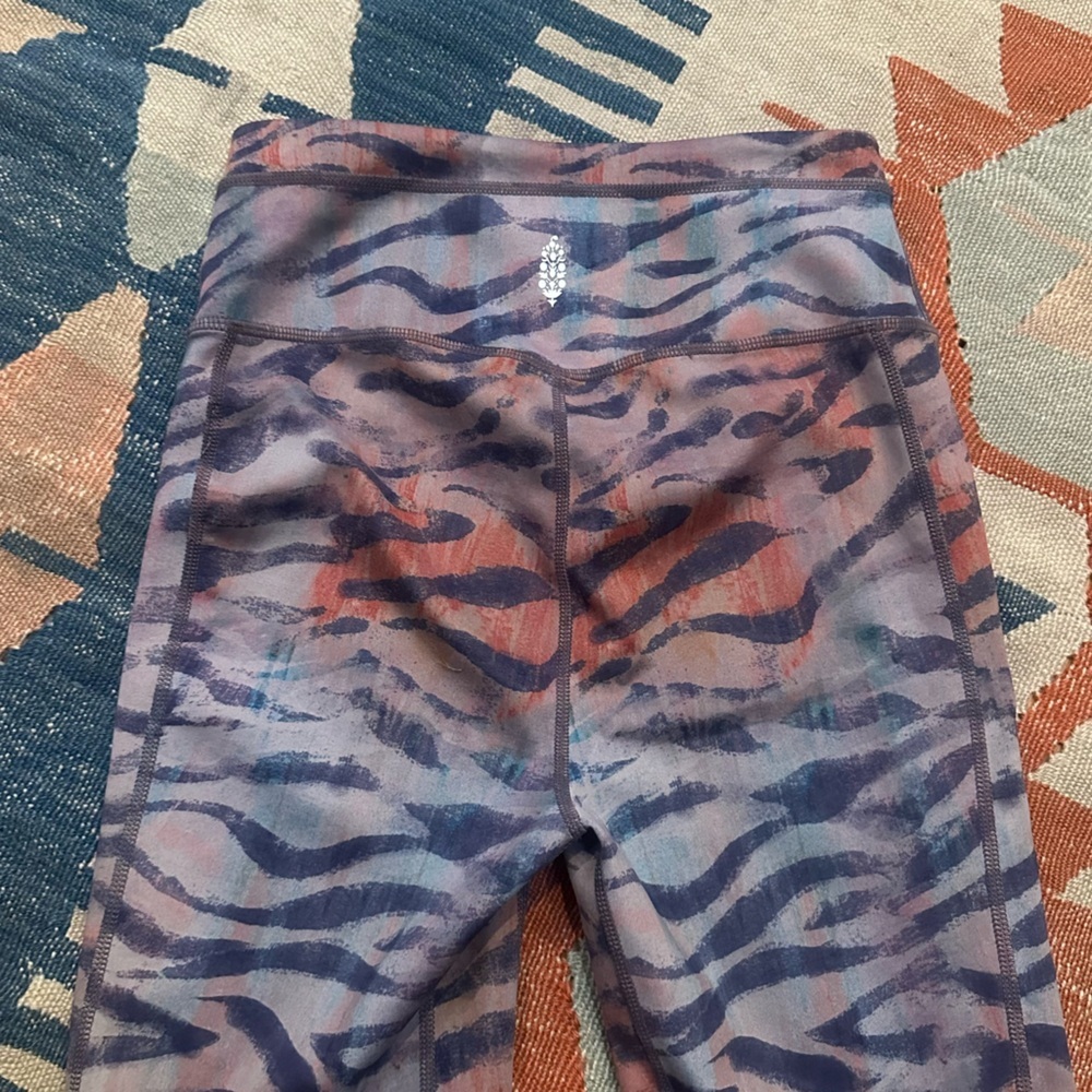 Free People Beat The Heat Zebra Colorful reversible leggings size small - Picture 12 of 13